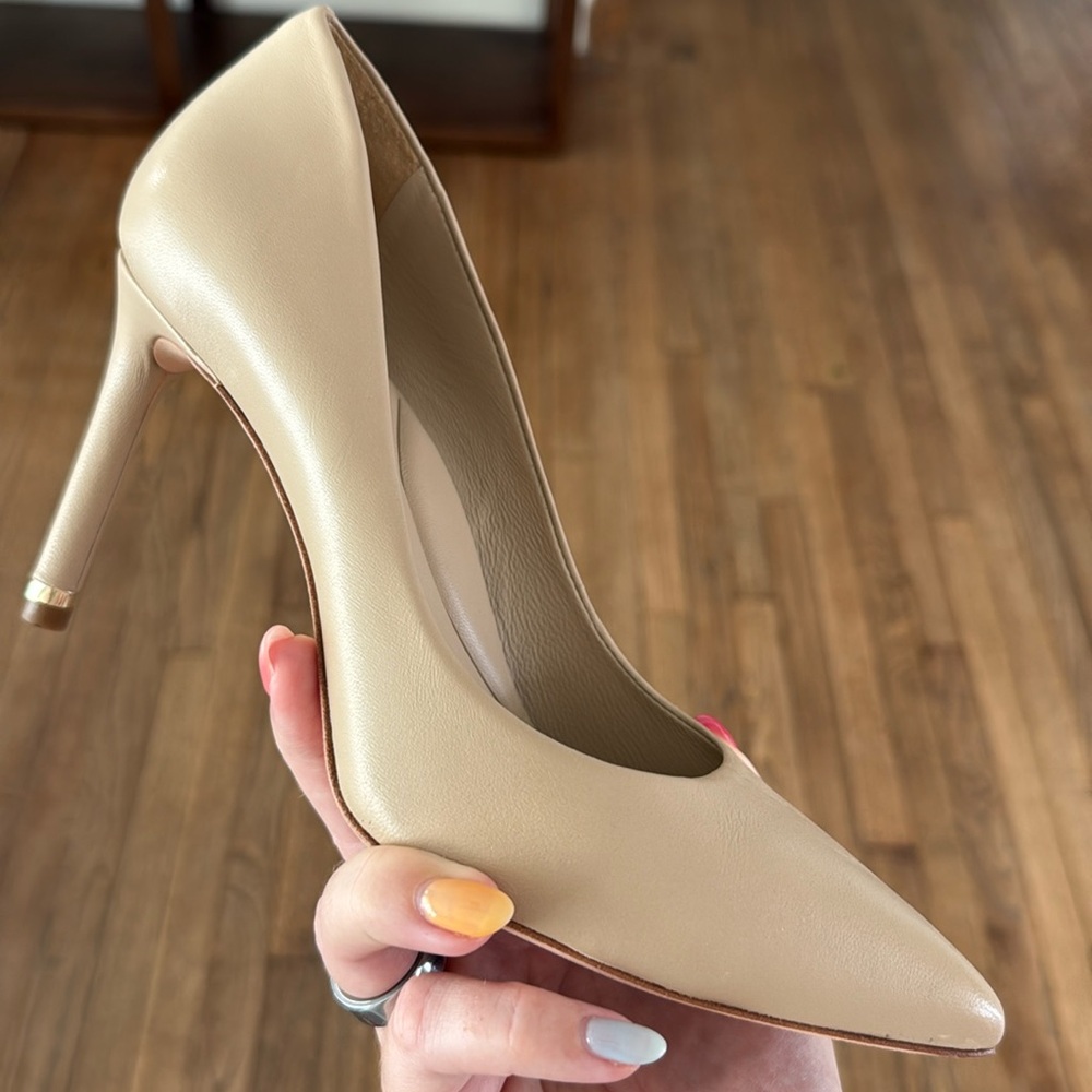 Antonio Melani leather pumps, size 7 - Picture 1 of 4